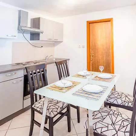 Villa Klara - Apartmani 50 Metara Od Plaze